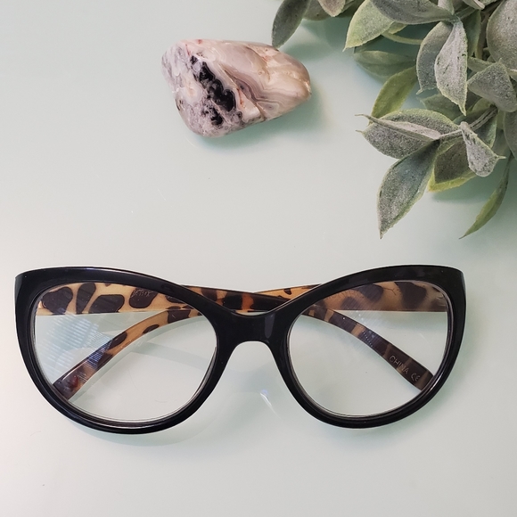 Betsey Johnson Accessories - 🆕  Betsey Johnson Readers